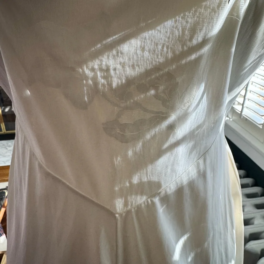 Elegant Vintage 1960’s White Lace Slip Dress with Floral Lace Details - Picture 8 of 12